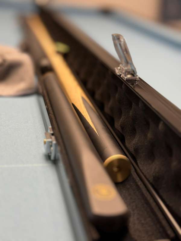 Cue & Case Package with extension, towel & Taom V10 chalk - Image 2